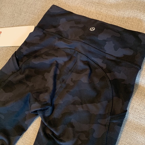 BNWT Lululemon Invigorate HR Crop 23” - Picture 3 of 3